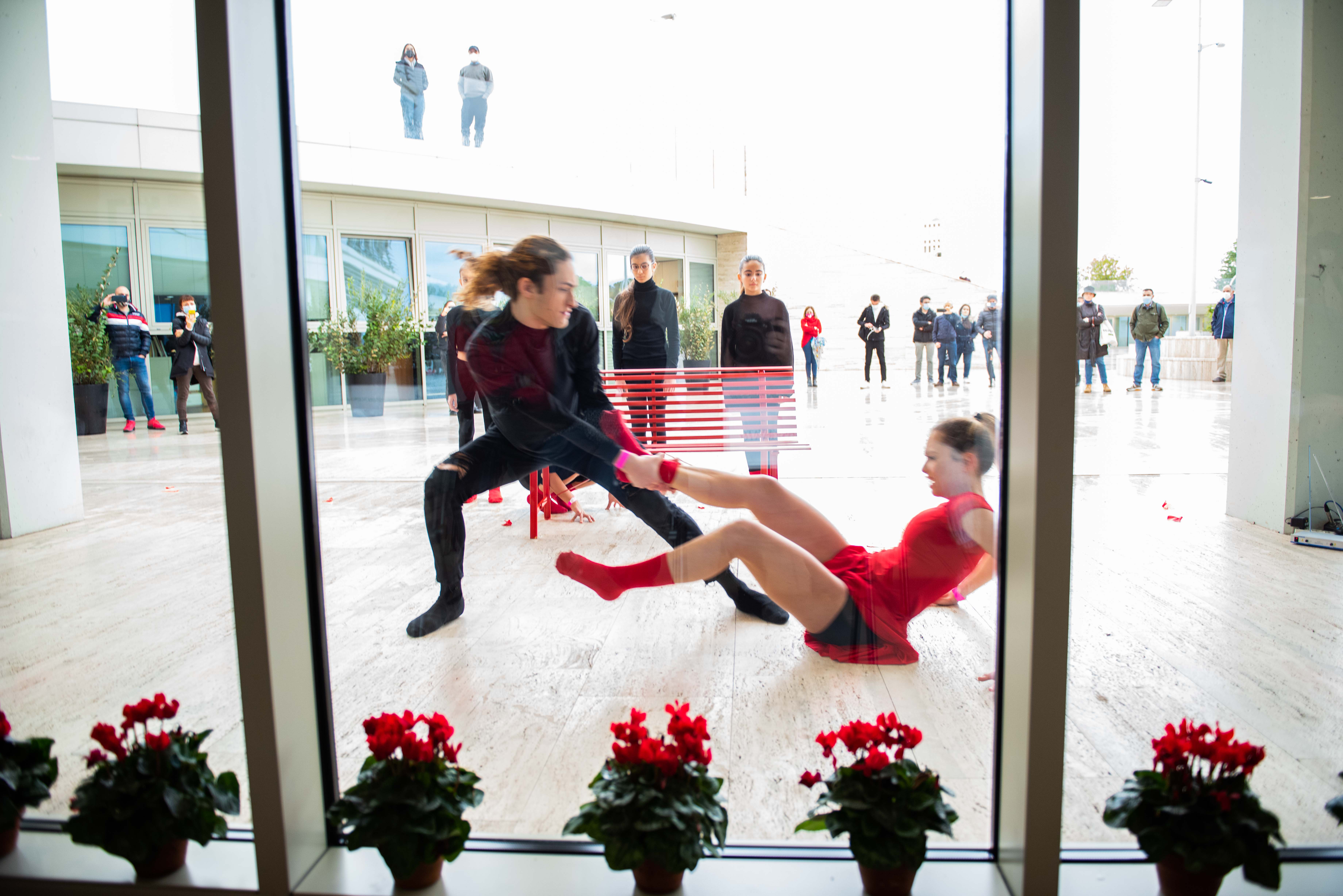 gallery Violenza contro le donne, una panchina rossa nel campus di "Tor Vergata" 