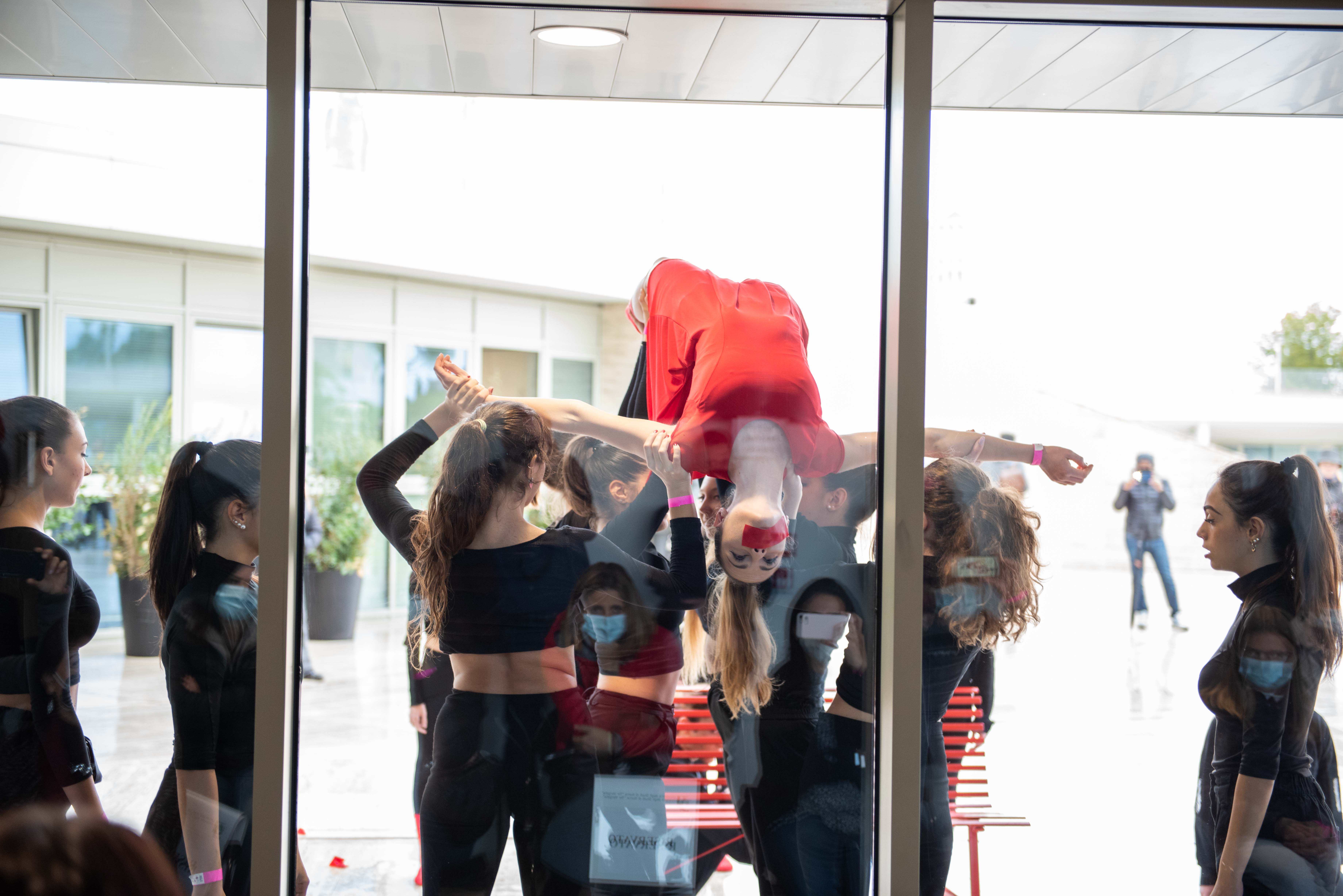 gallery Violenza contro le donne, una panchina rossa nel campus di “Tor Vergata” 