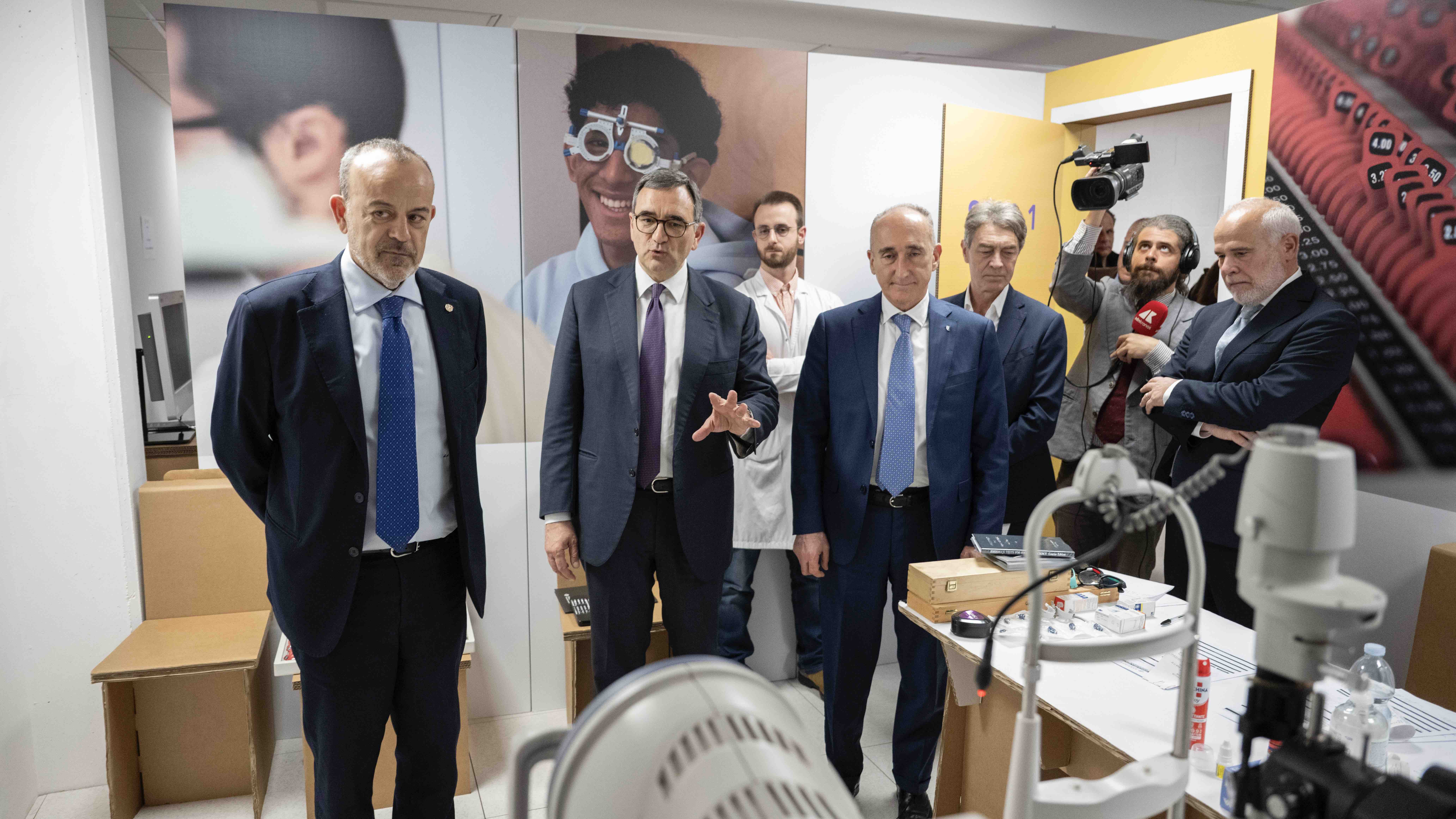 gallery Campus Visivo: clinica oculistica temporanea a Roma Tor Vergata con OneSight Essilor Luxottica