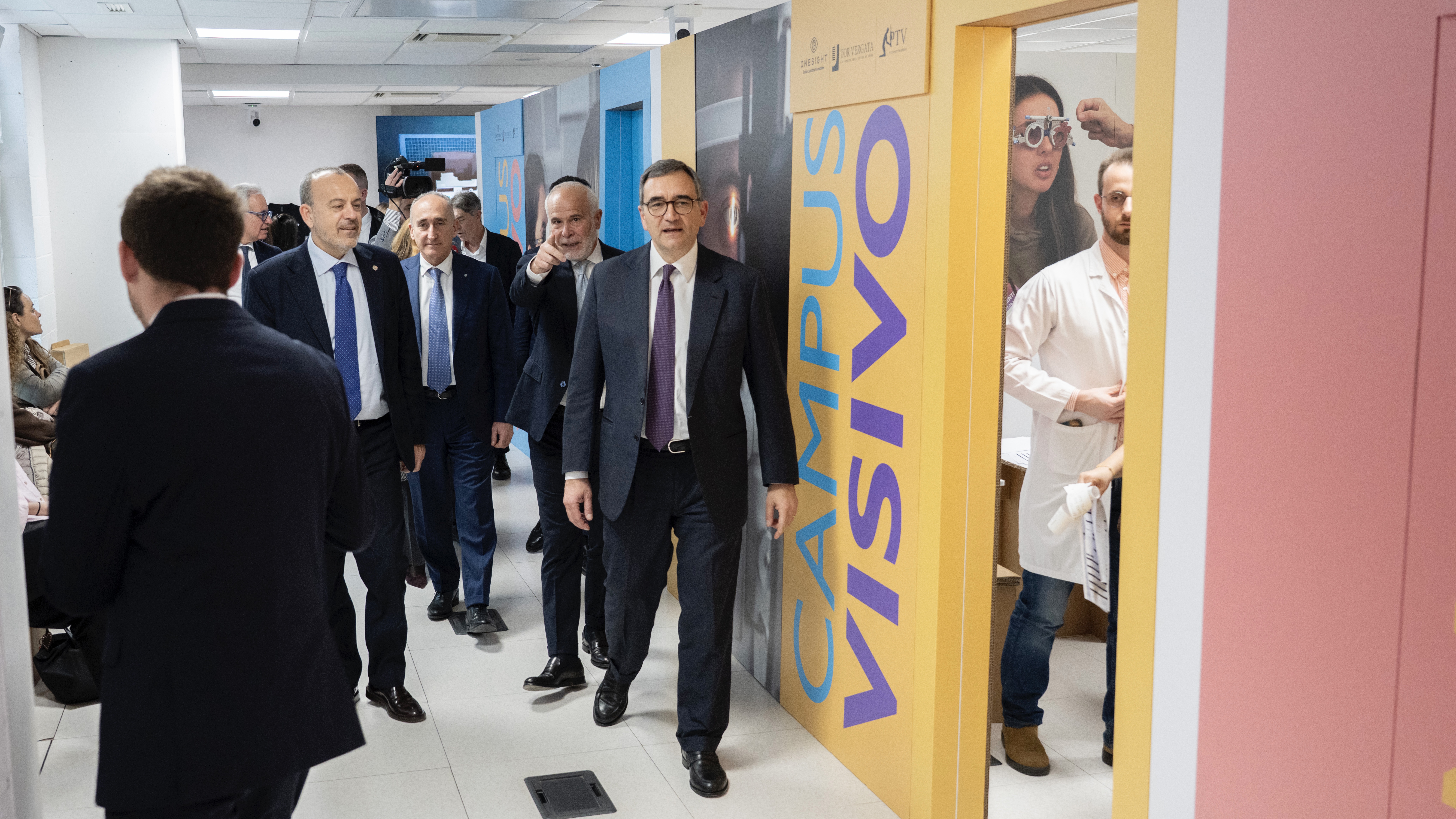 gallery Campus Visivo: clinica oculistica temporanea a Roma Tor Vergata con OneSight Essilor Luxottica