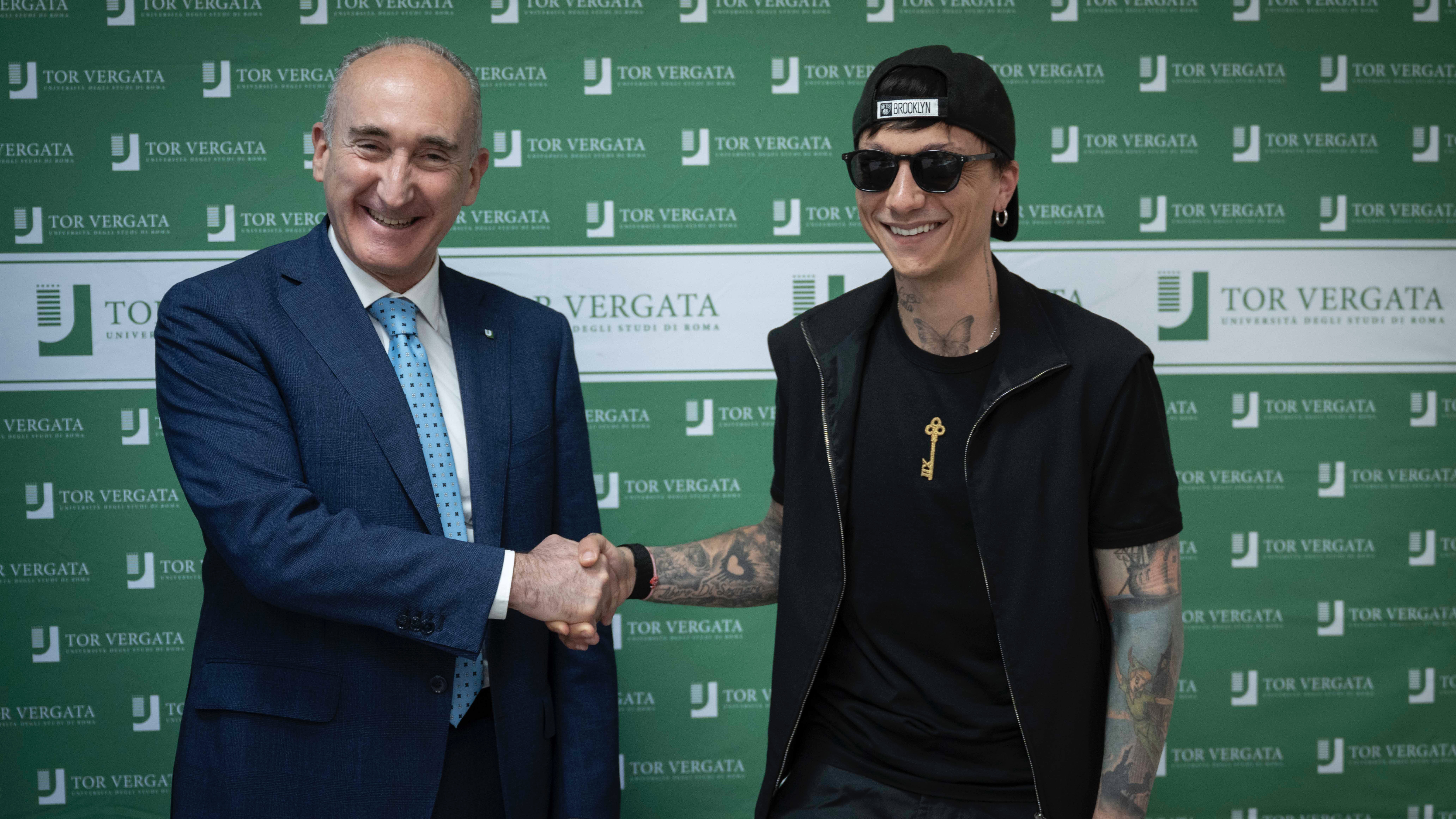 gallery ULTIMO incontra gli studenti di Roma Tor Vergata. Oltre 300 lo applaudono nell'Auditorium Ennio Morricone