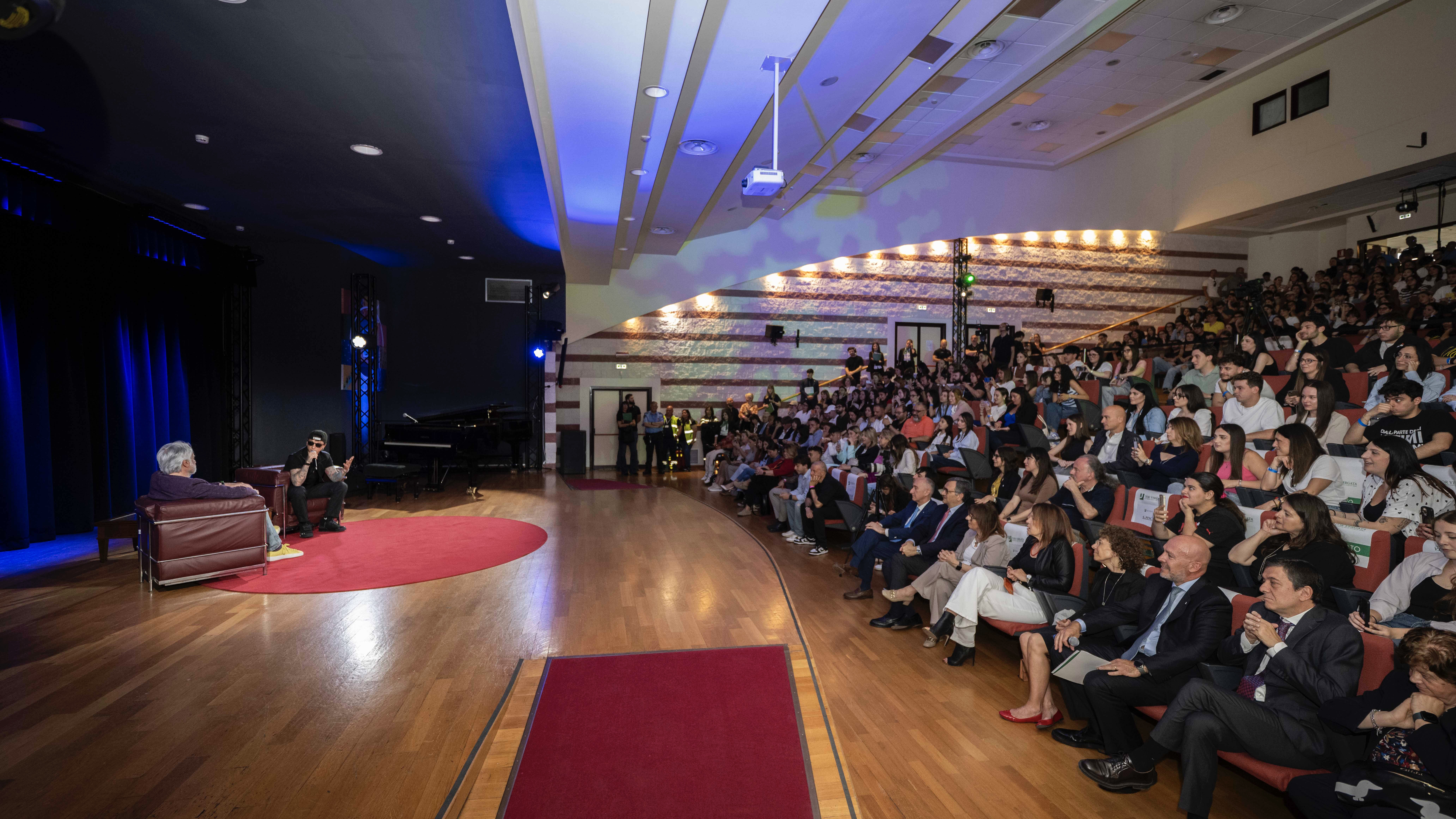 gallery ULTIMO incontra gli studenti di Roma Tor Vergata. Oltre 300 lo applaudono nell'Auditorium Ennio Morricone
