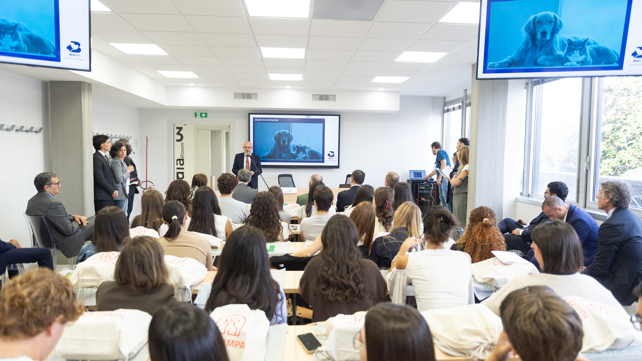 gallery Veterinaria a Roma Tor Vergata, gli studenti senior del primo triennio proseguono la loro formazione clinica nelle aule del Gregorio VII