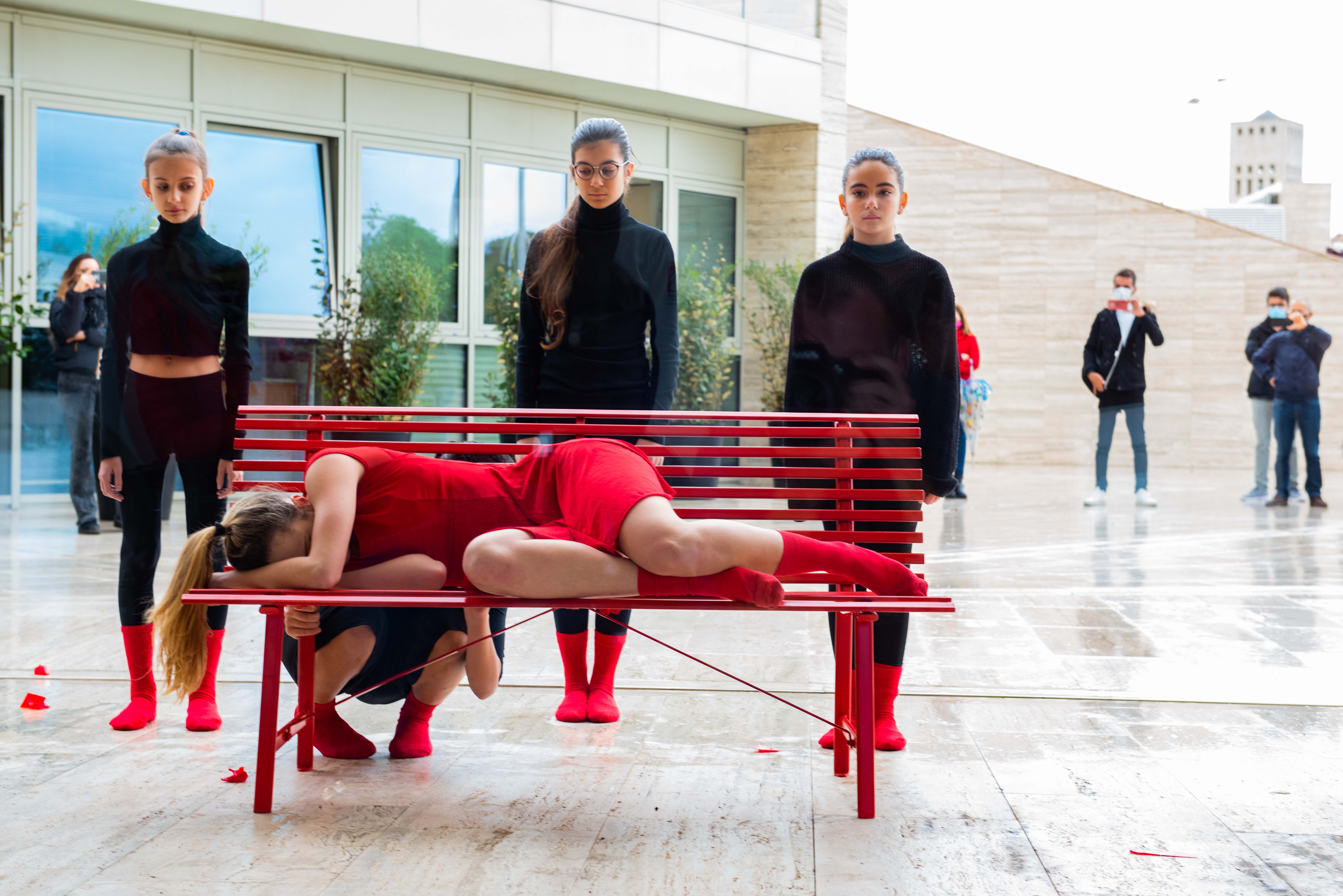 gallery Violenza contro le donne, una panchina rossa nel campus di "Tor Vergata" 