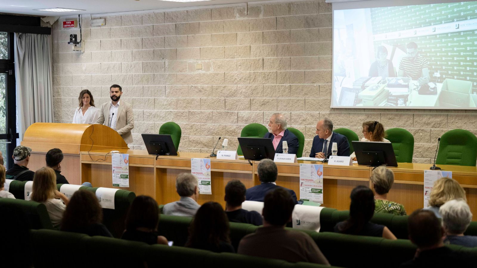 gallery Fuori programma: Dona un libro, regala il mondo