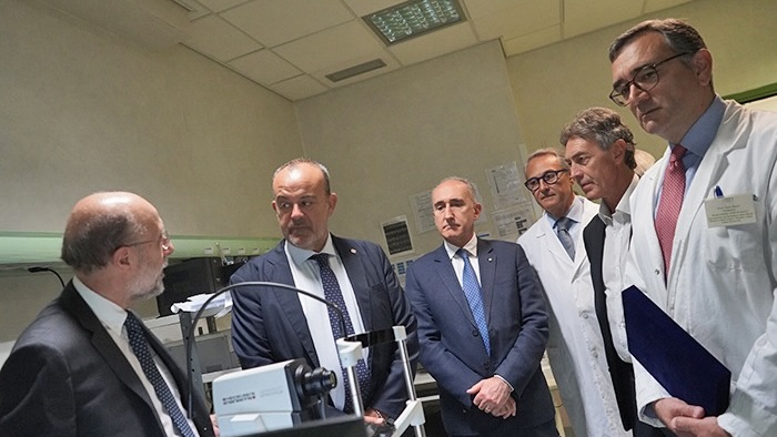 gallery Integrazione tra l'attività di didattica, ricerca e assistenza per l'innovativa operazione di impianto corneale artificiale