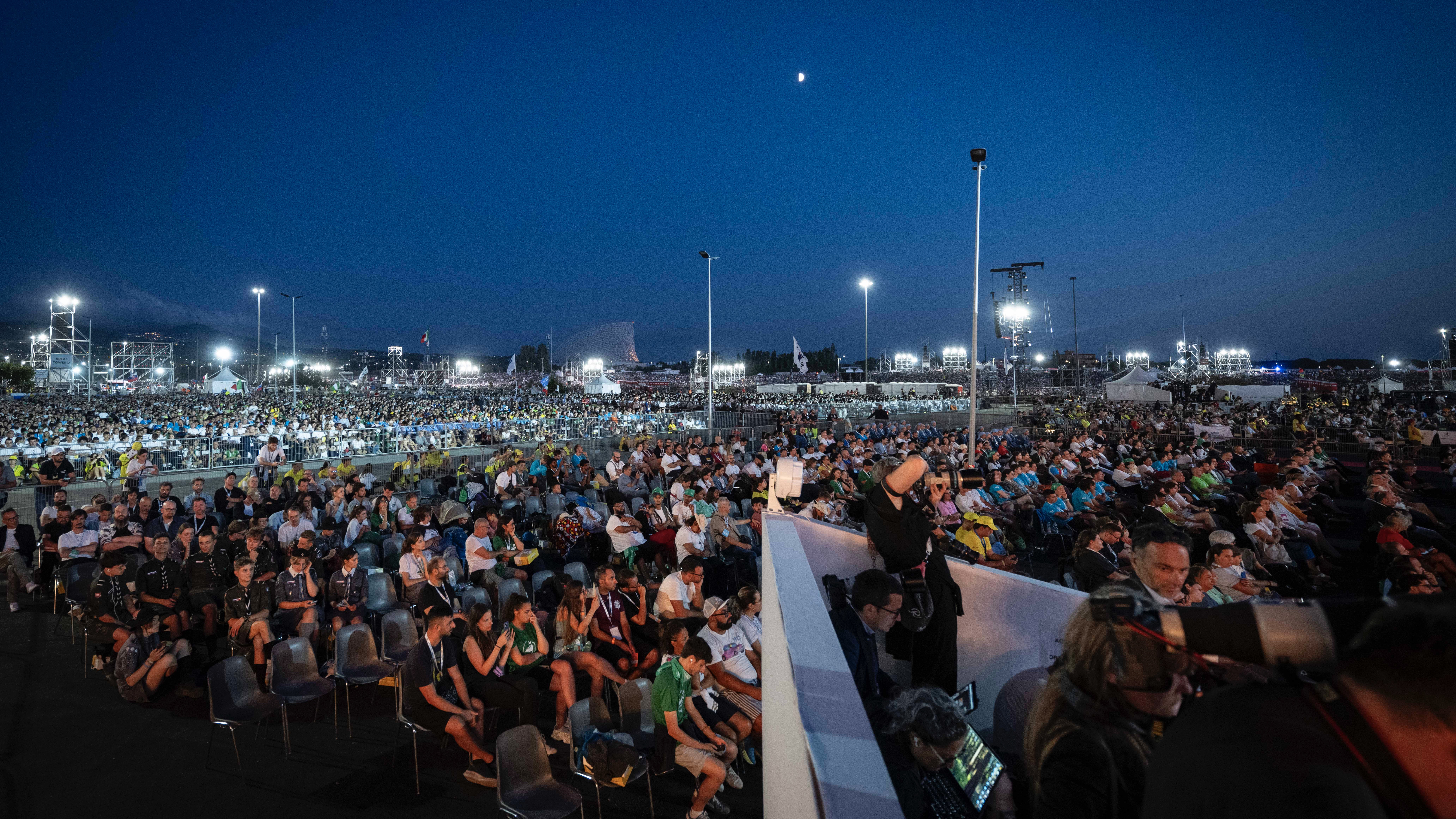gallery "Portate gioia ed entusiasmo nel mondo": Papa Leone XIV saluta i ragazzi a Tor Vergata. Termina il Giubileo dei Giovani 2025
